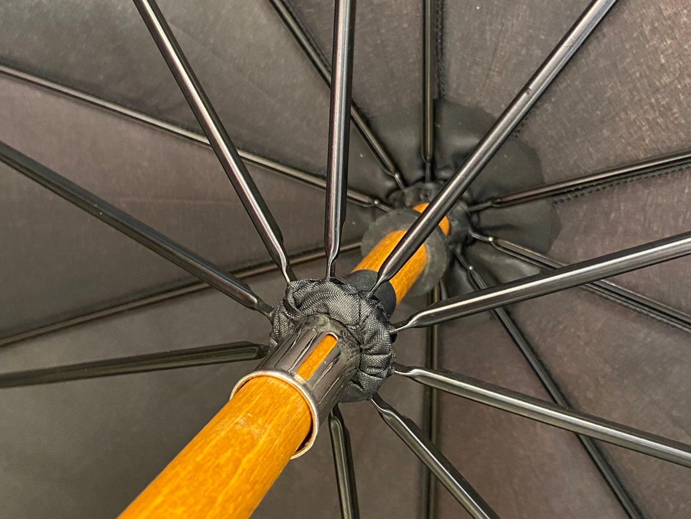 Handgefertigter Regenschirm, schwarzer Besenholzgriff, 10 Streben. Domizio-Regenschirme seit 1989, hergestellt in Italien