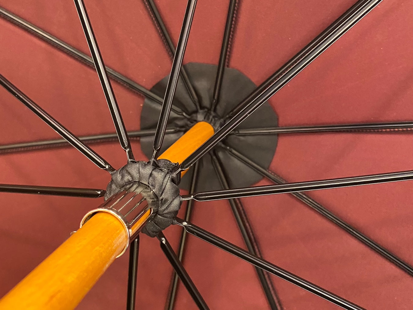 Regenschirm mit Griff aus Kongoholz, doppelter Stoff in Schwarz/Burgund – Handwerkskunst von Domizio-Schirmen seit 1989