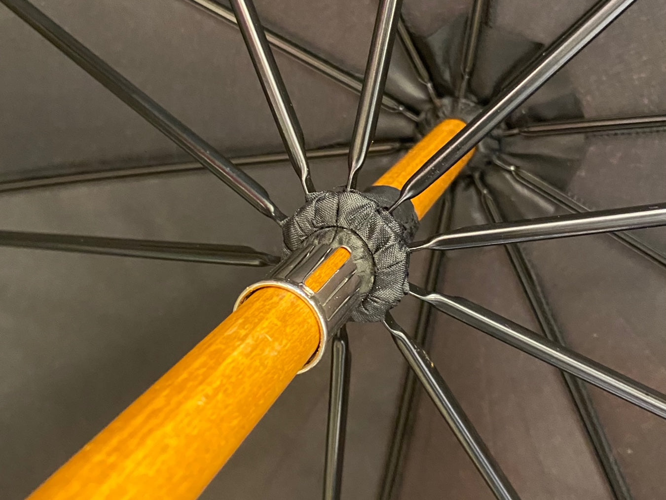 Handgefertigter Regenschirm, Griff aus Haselnussholz, 10 Rippen – schwarze Farbe. Domizio-Regenschirme seit 1989, hergestellt in Italien