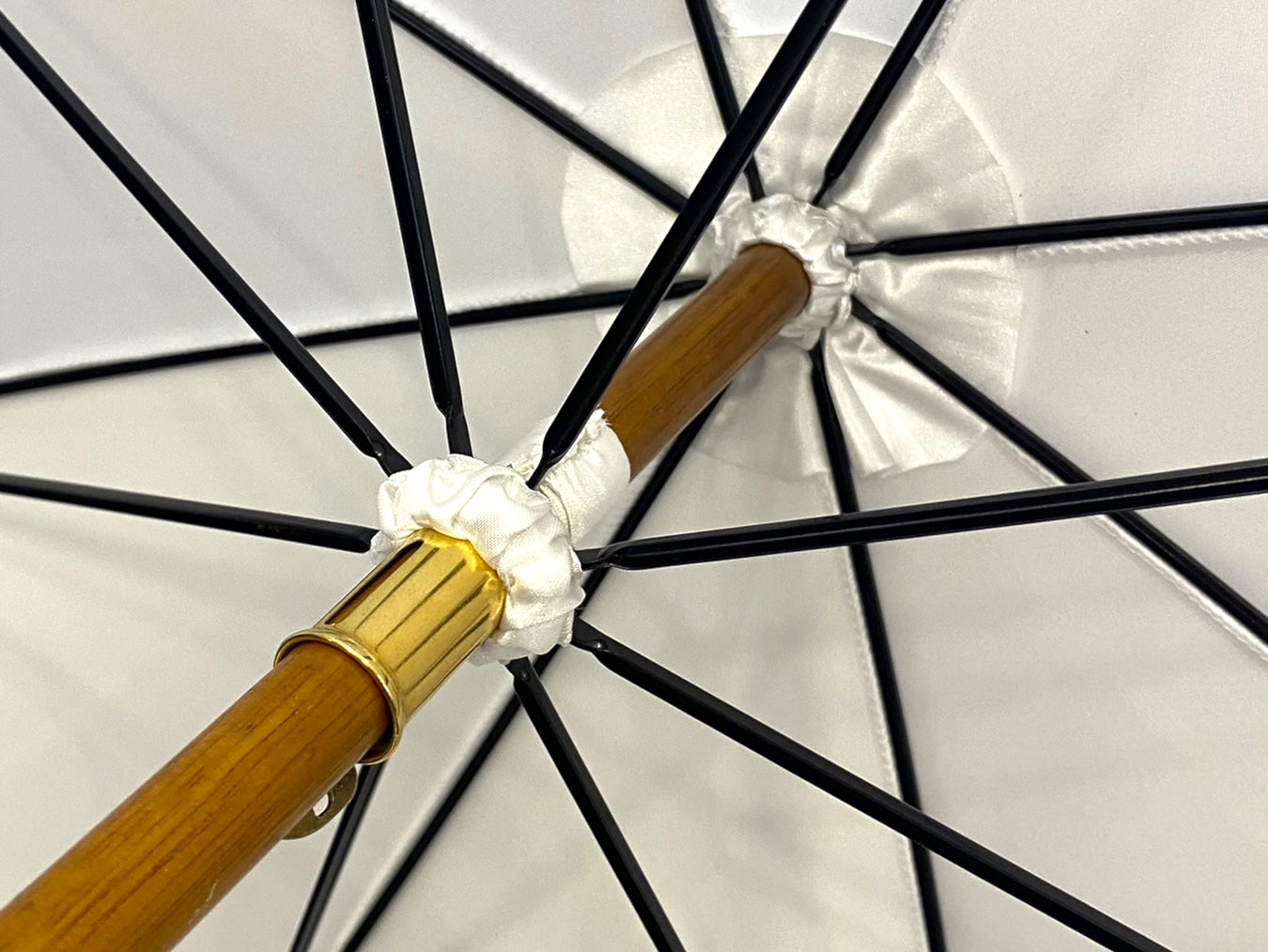 Ombrello classico bianco lucido da cerimonia manico in Canna di Malacca. Lavorazione artigianale Ombrelli Domizio dal 1989 Made in Italy