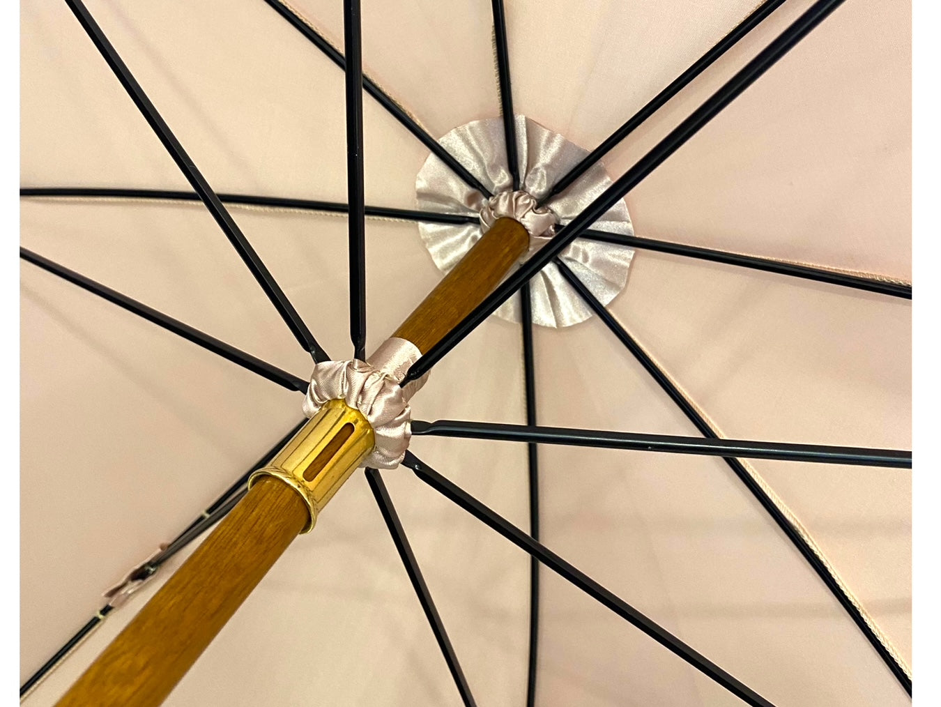 Ombrello classico Cipria lucido manico in Canna di Malacca. Lavorazione artigianale Ombrelli Domizio dal 1989 Made in Italy
