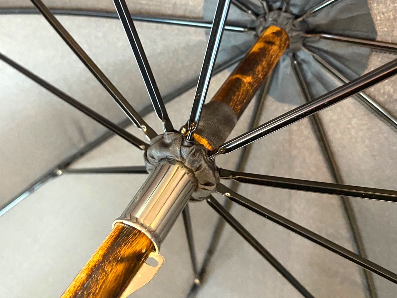 Vollstockschirm aus Hickoryholz 10 Rippen „gestromt“ Handwerkskunst Domizio Regenschirme seit 1989