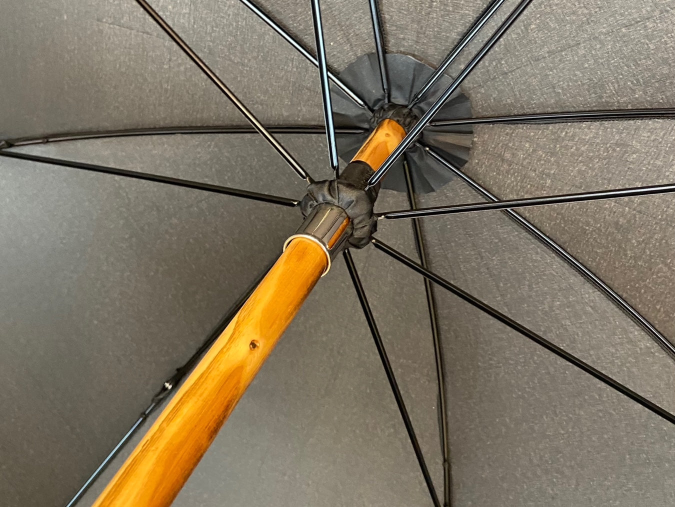 Regenschirm mit Hirschknopf und Kastanienholzstab, Handwerkskunst von Domizio Umbrellas seit 1989