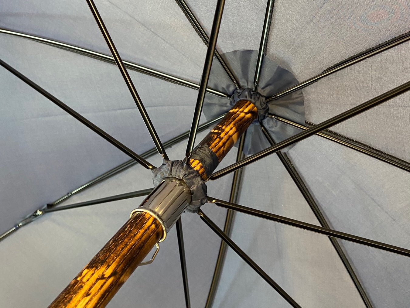 Regenschirm Ganzer Stock aus gestromtem Hickoryholz, Hornspitze Handwerkskunst Domizio-Regenschirme seit 1989