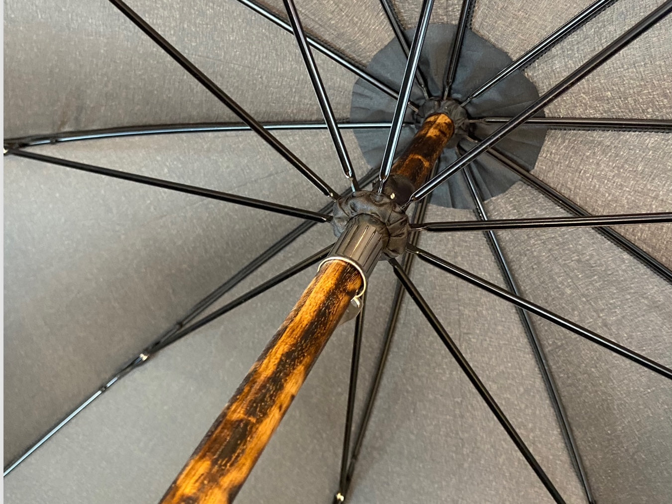 Vollstockschirm aus Hickoryholz 10 Rippen „gestromt“ Handwerkskunst Domizio Regenschirme seit 1989