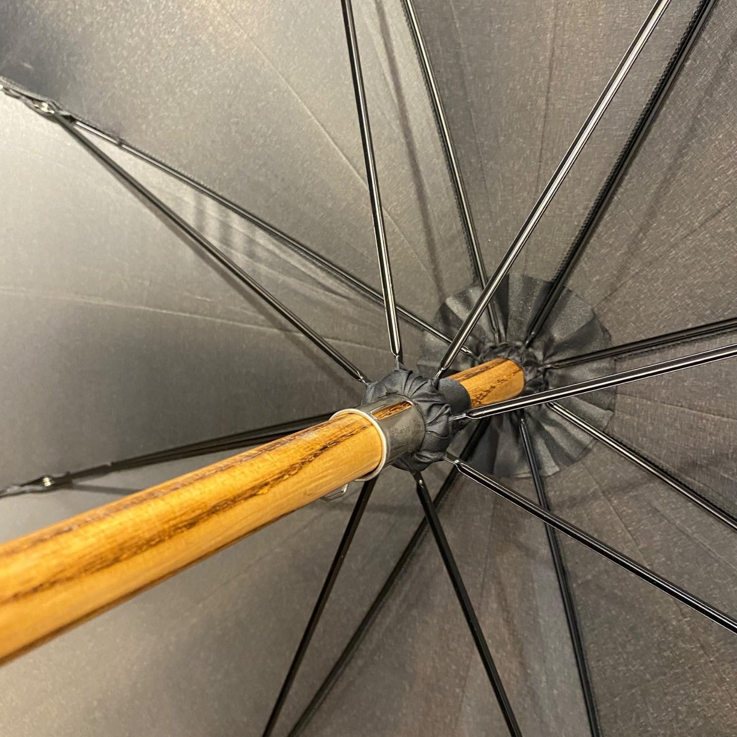 Ombrello Hickory biondo, tessuto nero  lavorazione artigianale Ombrelli Domizio dal 1989