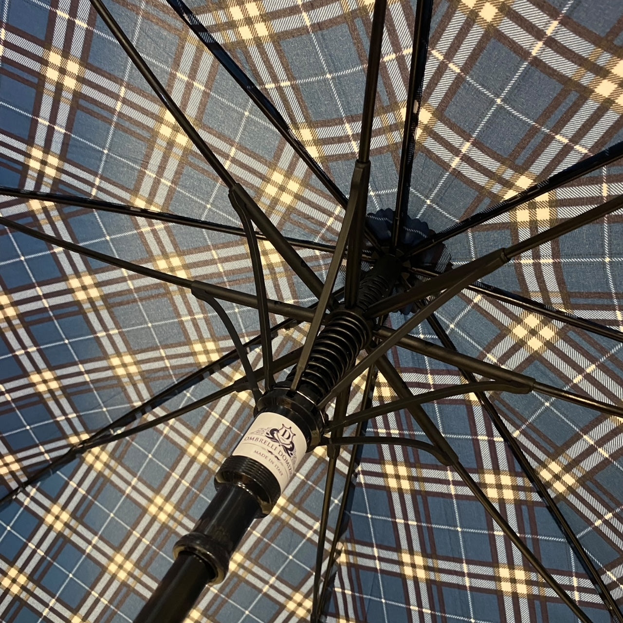 Il Gigante della Pioggia Automatico struttura in fibra Manico legno di Mapel Lavorazione artigianale Ombrelli Domizio dal 1989 Made in Italy F4