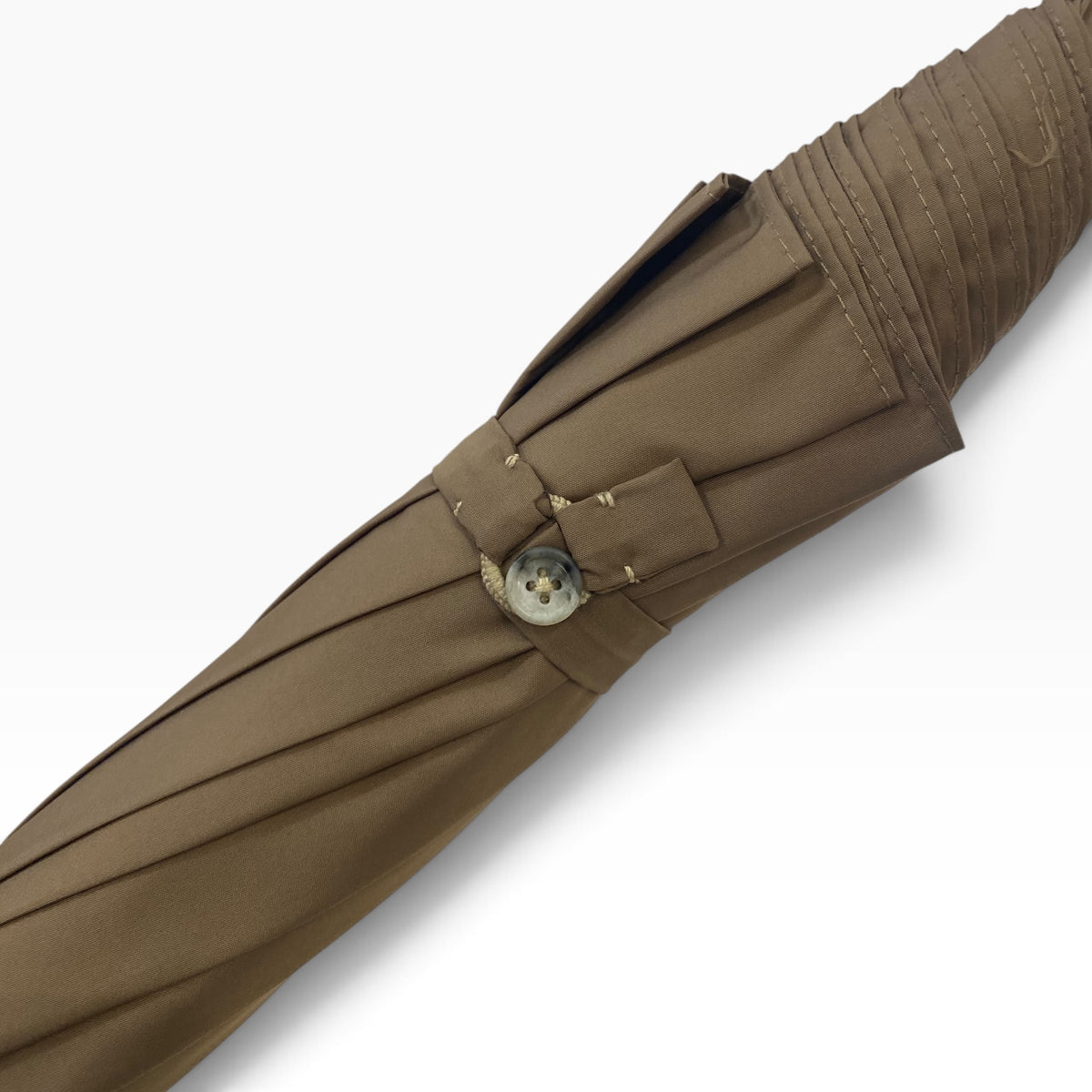Klassischer Herren-Regenschirm mit tigergestreiftem Griff aus Hickoryholz, 10 Streben, sandfarben, handgefertigt von Domizio Umbrellas, hergestellt in Italien.