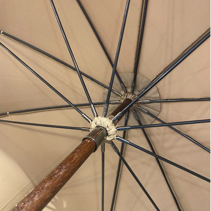 Klassischer Herren-Regenschirm mit tigergestreiftem Griff aus Hickoryholz, 10 Streben, sandfarben, handgefertigt von Domizio Umbrellas, hergestellt in Italien.