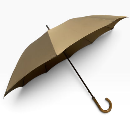 Klassischer Herren-Regenschirm mit tigergestreiftem Griff aus Hickoryholz, 10 Streben, sandfarben, handgefertigt von Domizio Umbrellas, hergestellt in Italien.