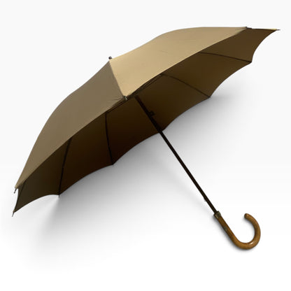 Klassischer Herren-Regenschirm mit tigergestreiftem Griff aus Hickoryholz, 10 Streben, sandfarben, handgefertigt von Domizio Umbrellas, hergestellt in Italien.