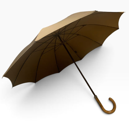 Klassischer Herren-Regenschirm mit tigergestreiftem Griff aus Hickoryholz, 10 Streben, sandfarben, handgefertigt von Domizio Umbrellas, hergestellt in Italien.