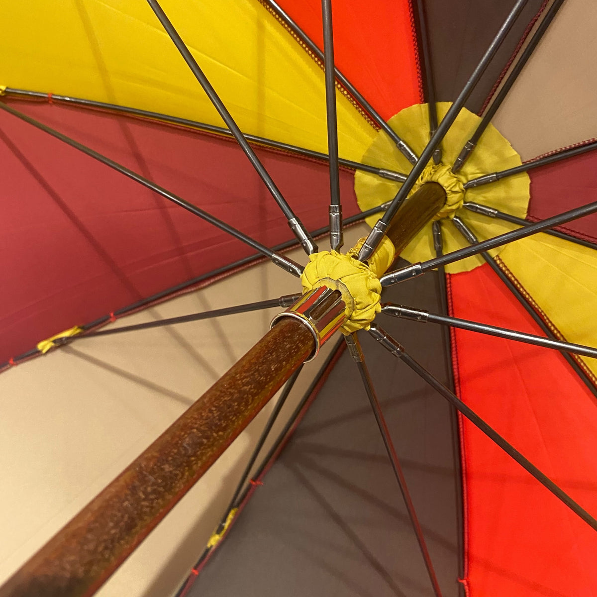 Klassischer Herren-Regenschirm mit tigergestreiftem Griff aus Hickoryholz, 10 Streben, sandfarben, handgefertigt von Domizio Umbrellas, hergestellt in Italien.