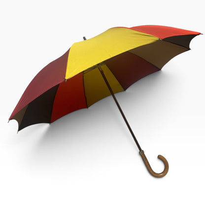 Klassischer Herren-Regenschirm mit tigergestreiftem Griff aus Hickoryholz, 10 Streben, sandfarben, handgefertigt von Domizio Umbrellas, hergestellt in Italien.