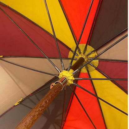 Klassischer Herren-Regenschirm mit tigergestreiftem Griff aus Hickoryholz, 10 Streben, sandfarben, handgefertigt von Domizio Umbrellas, hergestellt in Italien.