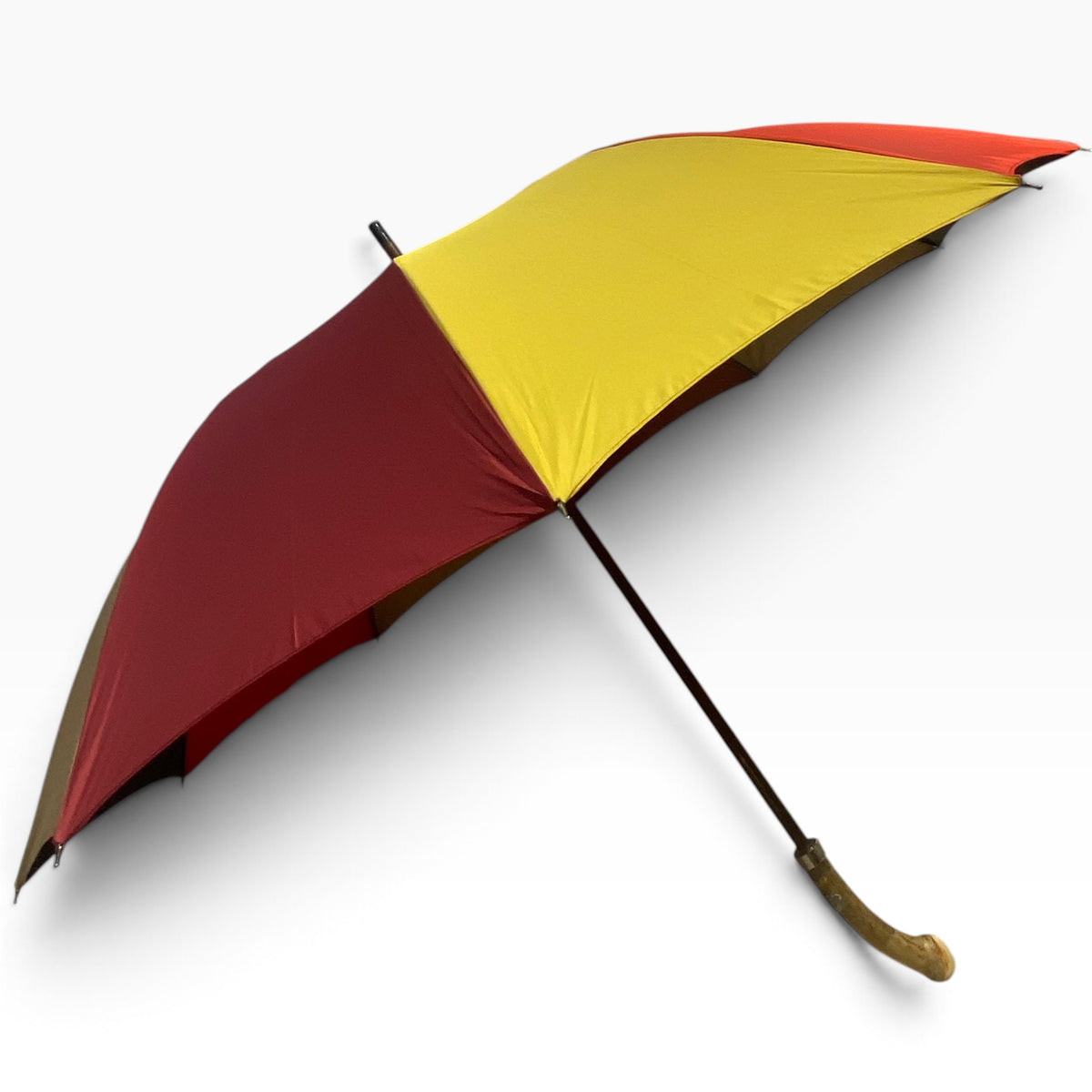 Klassischer Herren-Regenschirm mit tigergestreiftem Griff aus Hickoryholz, 10 Streben, sandfarben, handgefertigt von Domizio Umbrellas, hergestellt in Italien.