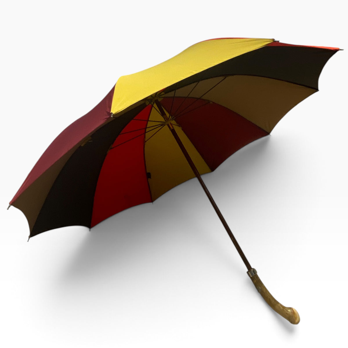 Klassischer Herren-Regenschirm mit tigergestreiftem Griff aus Hickoryholz, 10 Streben, sandfarben, handgefertigt von Domizio Umbrellas, hergestellt in Italien.