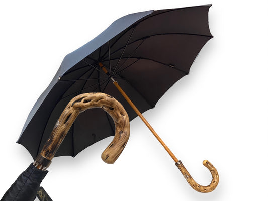 Handgefertigter Regenschirm, schwarzer Besenholzgriff, 10 Streben. Domizio-Regenschirme seit 1989, hergestellt in Italien