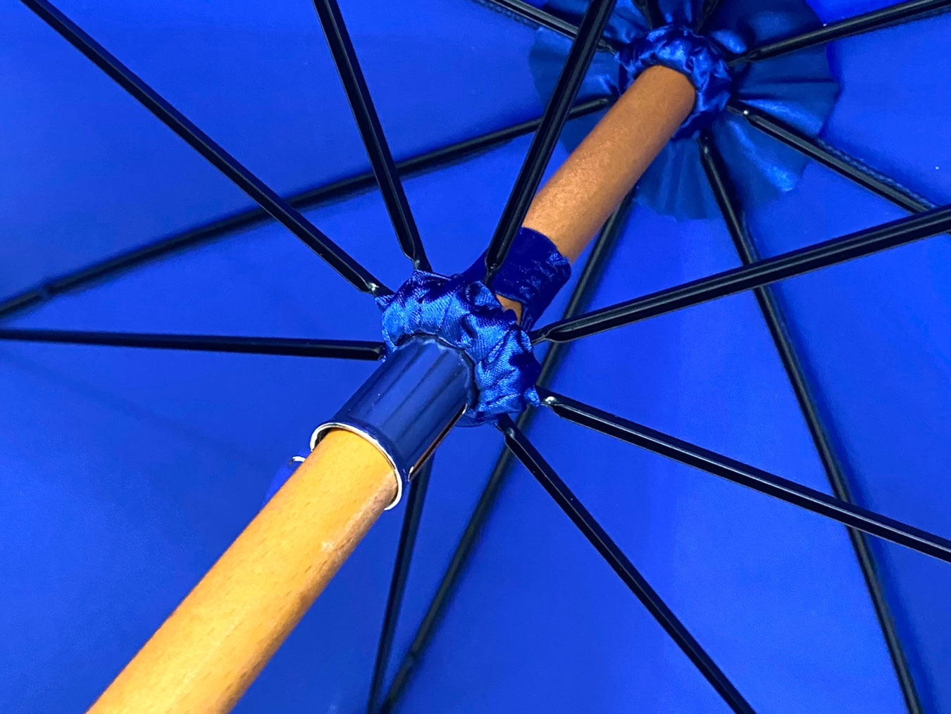 Ombrello classico Blu lucido manico in Canna di Malacca. Lavorazione artigianale Ombrelli Domizio dal 1989 Made in Italy