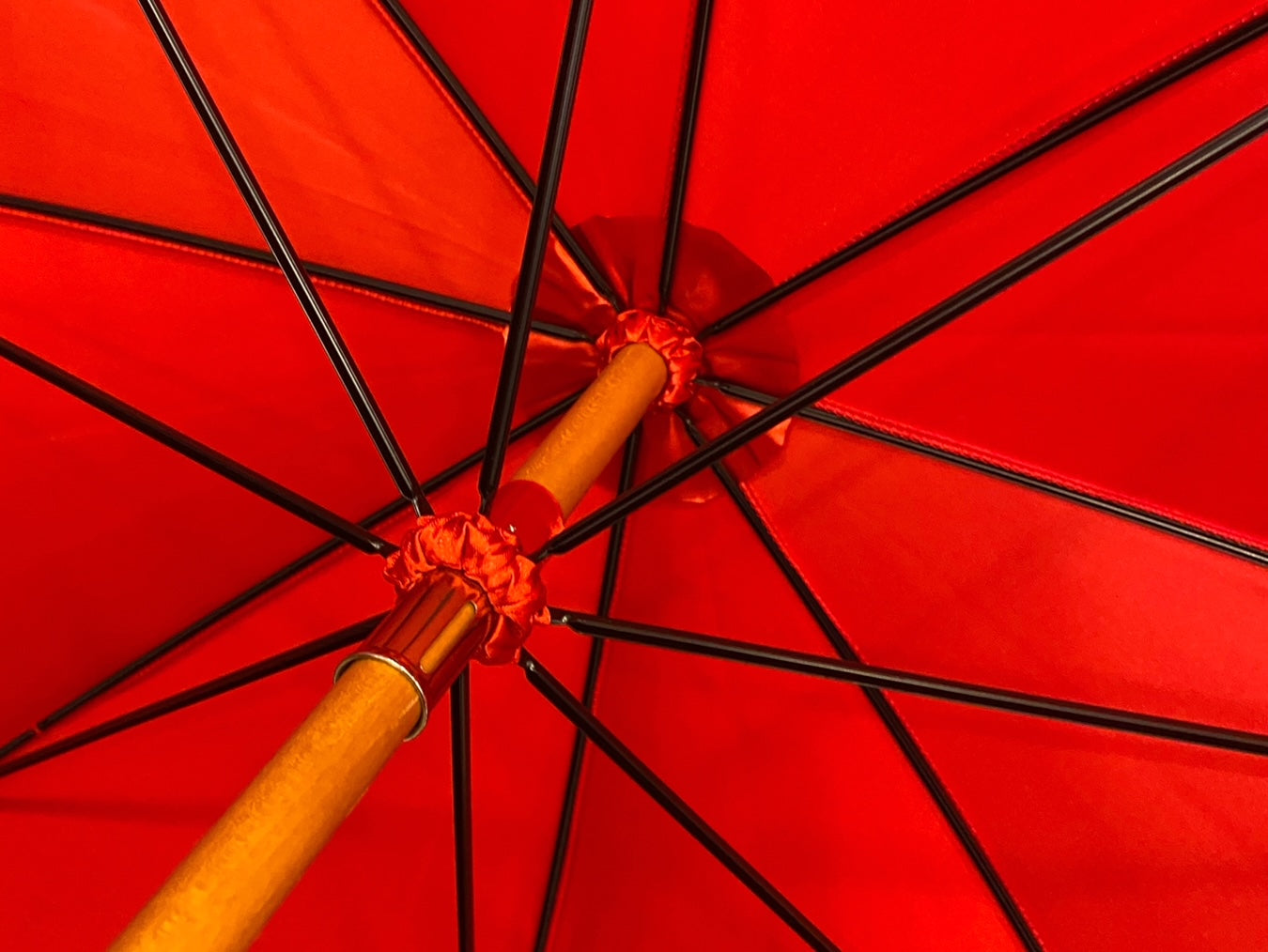 Ombrello classico Rosso lucido manico in Canna di Malacca. Lavorazione artigianale Ombrelli Domizio dal 1989 Made in Italy