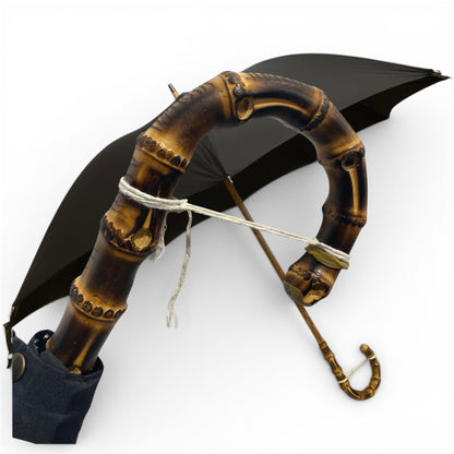 Regenschirm mit Bambusgriff auf einem Schwanenhalsstiel mit 10 Streben. Handgefertigt von Ombrelli Domizio seit 1989. Hergestellt in Italien.