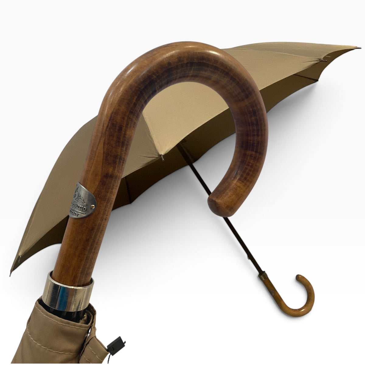 Klassischer Herren-Regenschirm mit tigergestreiftem Griff aus Hickoryholz, 10 Streben, sandfarben, handgefertigt von Domizio Umbrellas, hergestellt in Italien.