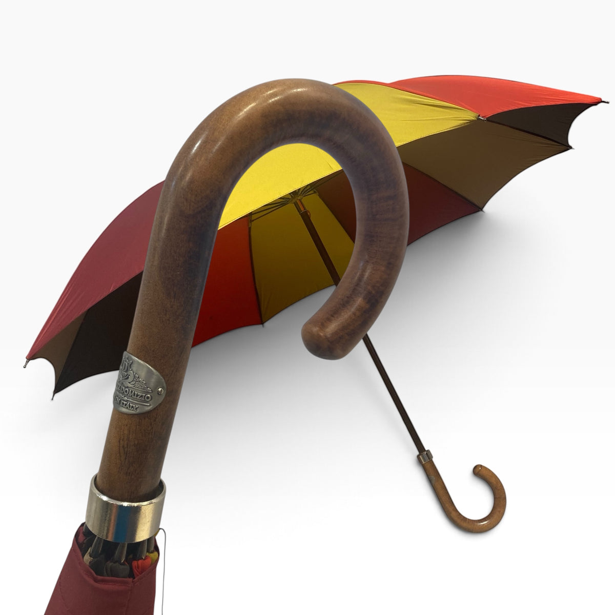Klassischer Herren-Regenschirm mit tigergestreiftem Griff aus Hickoryholz, 10 Streben, sandfarben, handgefertigt von Domizio Umbrellas, hergestellt in Italien.
