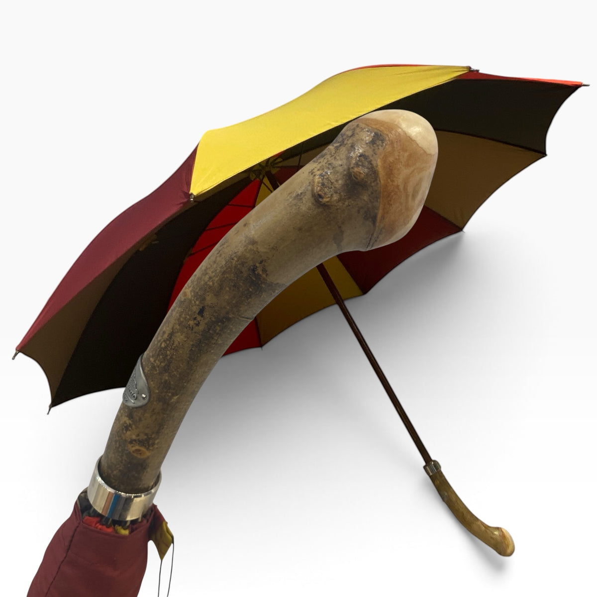 Klassischer Herren-Regenschirm mit tigergestreiftem Griff aus Hickoryholz, 10 Streben, sandfarben, handgefertigt von Domizio Umbrellas, hergestellt in Italien.