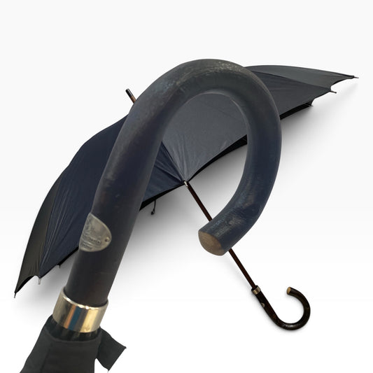 Klassischer Herren-Regenschirm mit tigergestreiftem Griff aus Hickoryholz, 10 Streben, sandfarben, handgefertigt von Domizio Umbrellas, hergestellt in Italien.