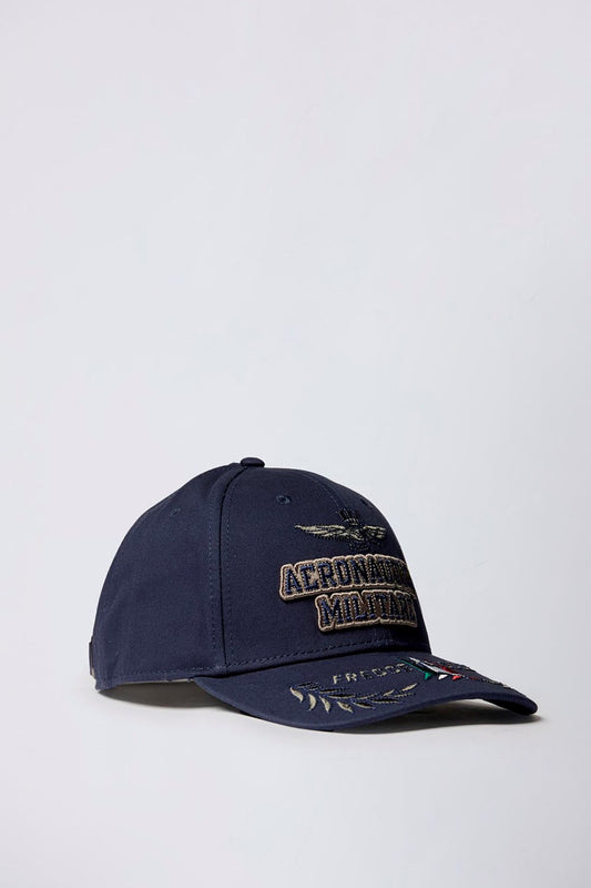 Cappellino ricamato in rilievo