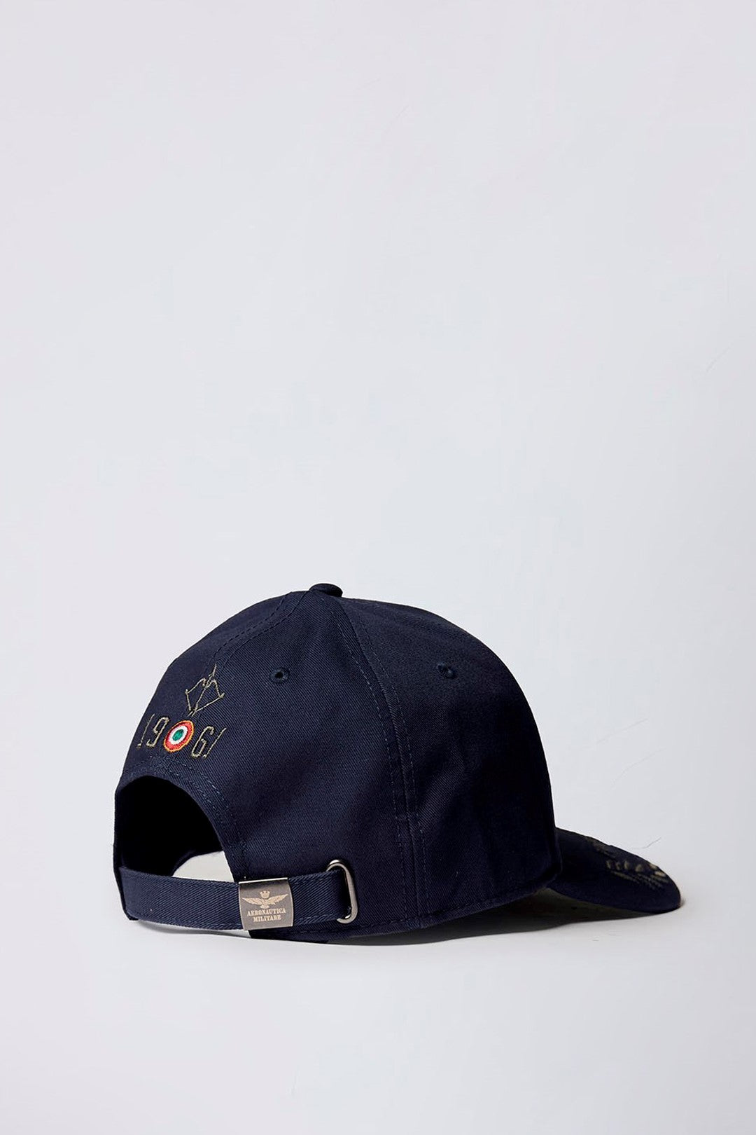 Cappellino ricamato in rilievo