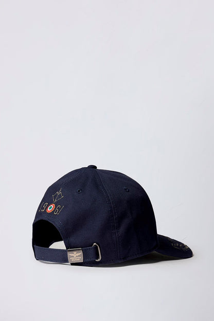 Cappellino ricamato in rilievo