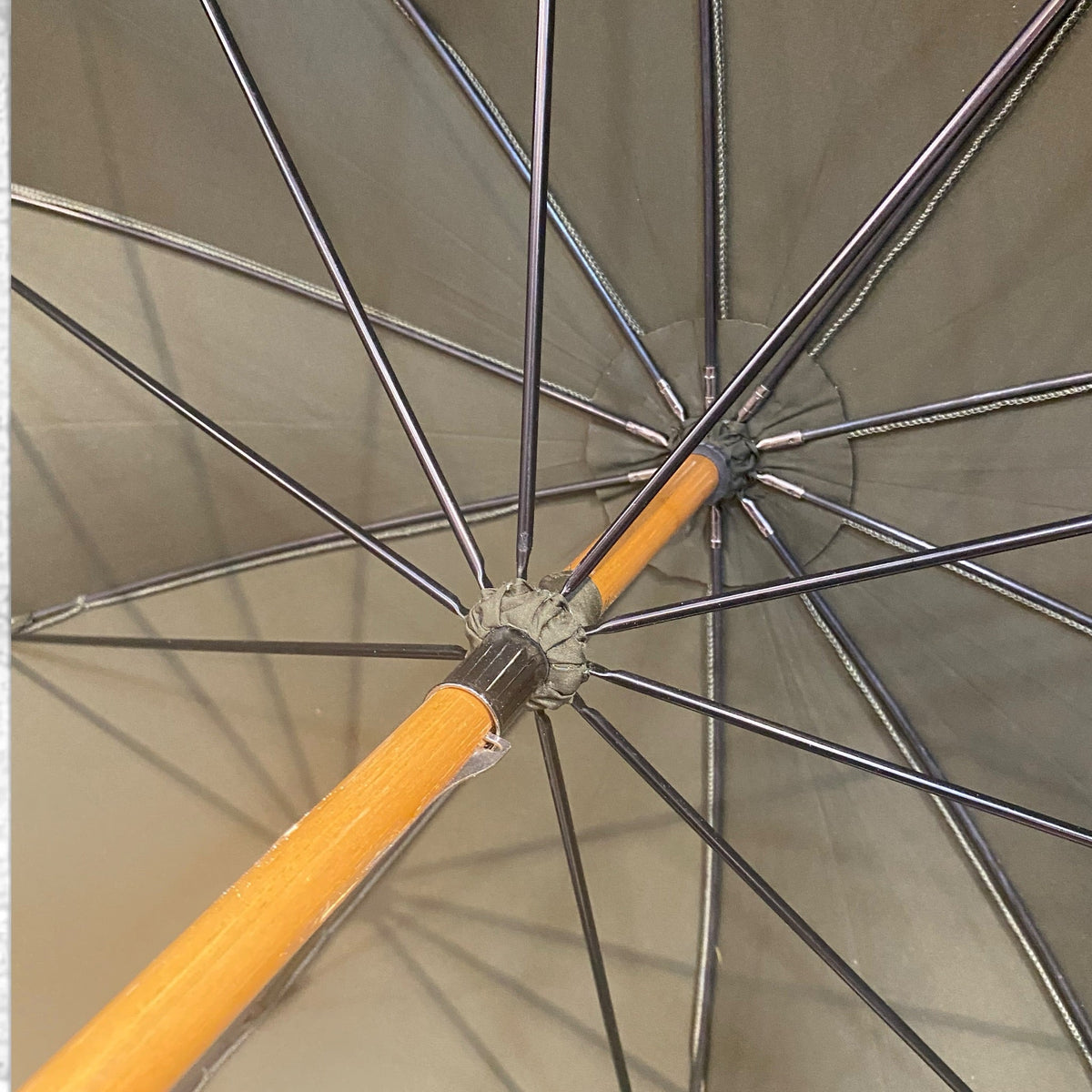 Ombrello il Gigante della Pioggia manico in Castagno 10 stecche fibra di carbonio - Pelletteria Domizio