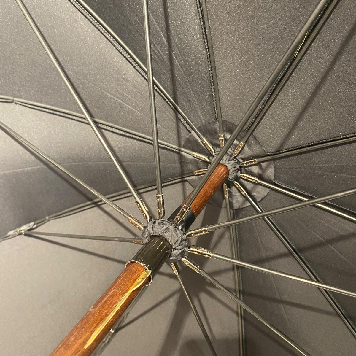 Ombrello uomo Classico manico in legno di Nocciolo 10 stecche fibra di carbonio - Pelletteria Domizio