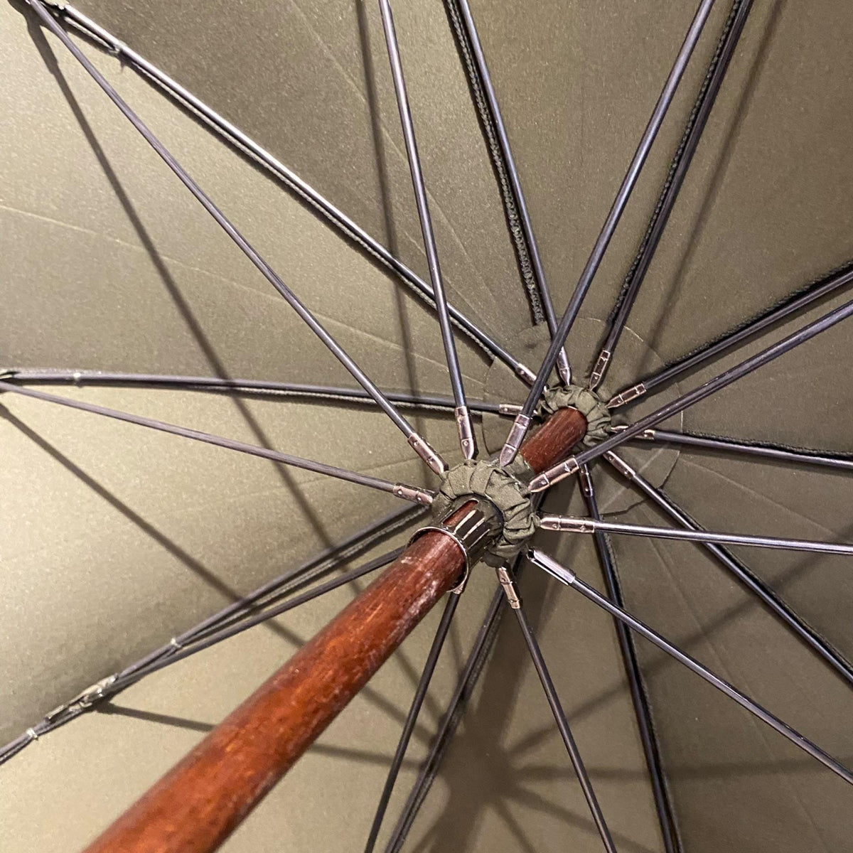 Ombrello uomo Classico manico in legno di Ulivo 10 stecche fibra di carbonio - Pelletteria Domizio