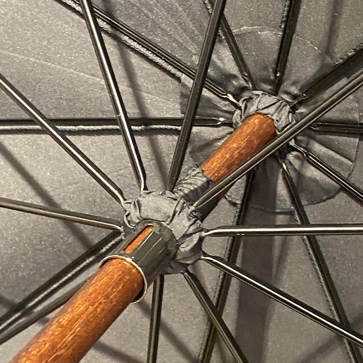 Ombrello uomo Classico manico in legno di Ulivo 10 stecche fibra di carbonio Lavorazione Artigianale Ombrelli Domizio Made in Italy - Pelletteria Domizio